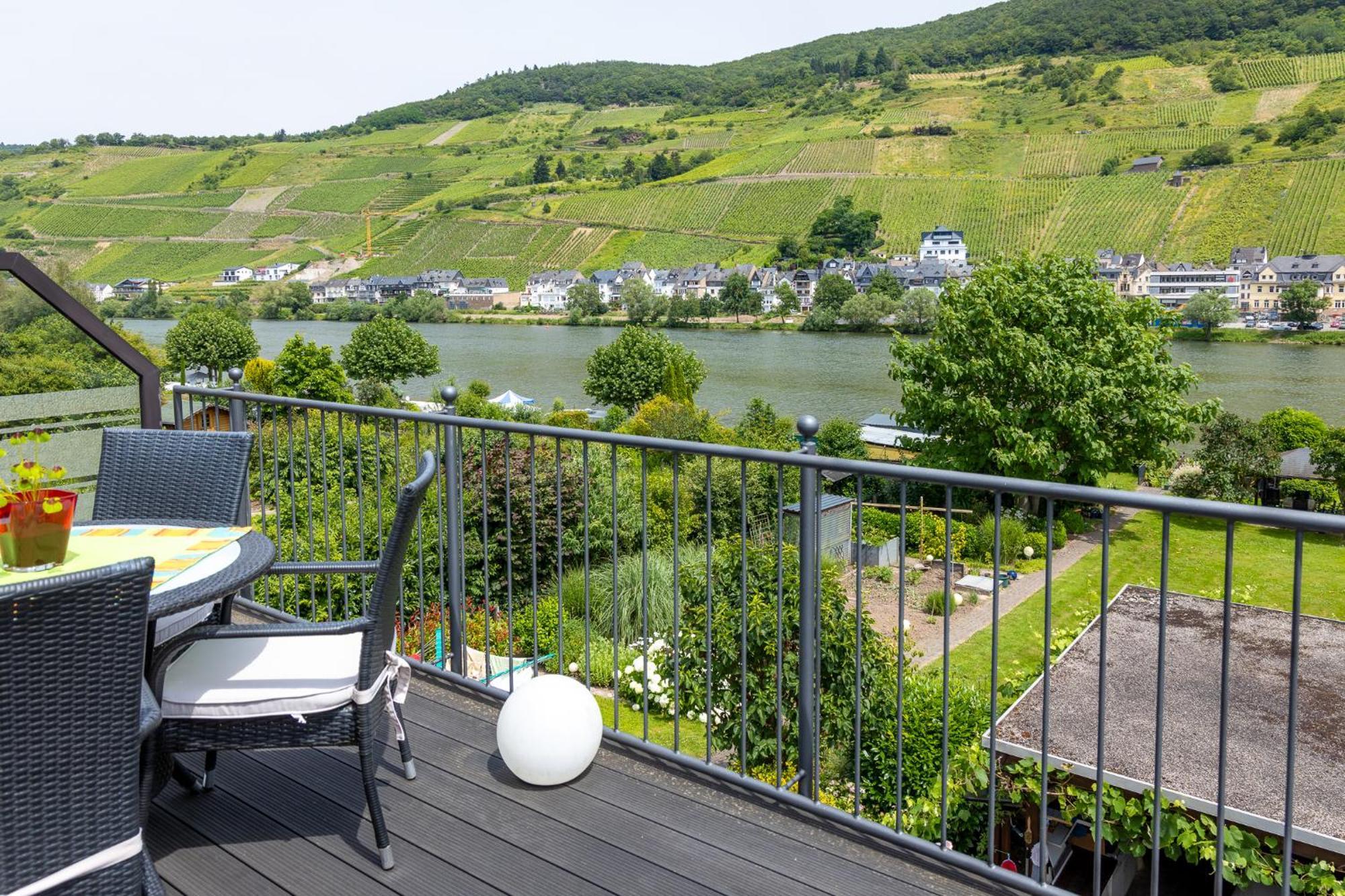 Zum Blauglockenbaum Apartment Zell an der Mosel Luaran gambar
